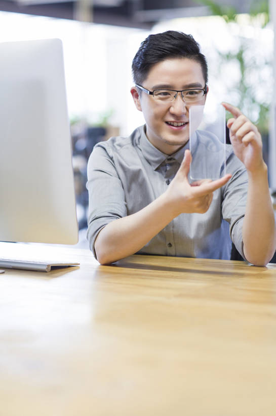 东方人,成年人,中年人,一个人,商务人士,工程师,技术人员,商务男性,办公室,举,笑,微笑,露齿笑,竖图,室内,白天,正面,衬衫,商务,时尚,快乐,幸福,智慧,信心,显示器,互联网,技术,桌子,城市,手机,玻璃,北京,中国,亚洲,仅一个男性,仅一个人,仅一个中年男性,握,套装,透明,工作,屏幕,眼镜,触摸屏,显示屏,现代,模型,看,托,职业,握着,摄影,生活方式,触控板,创造力,享乐,企业,公司,努力,液晶显示器,商务装,便携式,工薪阶层,智能手机,输出设备,东亚,发展,无线电技术,技能,计算机,男人,男性,中年男性,亚洲人,中国人,白领,上班族,设计,技术员,举起,举手,举着,向上举,向上伸,向上托,坐着,半身,彩图,衬衣,欢乐,办公室职员,计算机软件,程序员,bj175