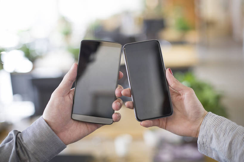 东方人,成年人,中年人,手,两个人,同事,商务人士,工程师,技术人员,商务男性,商务女性,办公室,横图,室内,特写,白天,衬衫,商务,时尚,成功,合作,团队,集体,信心,显示器,互联网,技术,城市,手机,北京,中国,亚洲,握,套装,屏幕,触摸屏,显示屏,现代,队伍,站着,职业,活力,亲密,握着,摄影,介绍,生活方式,触控板,部分,创造力,领导,企业,公司,成就,出示,液晶显示器,商务装,便携式,合伙,领袖,工薪阶层,智能手机,输出设备,东亚,发展,陪同,无线电技术,技能,陪伴,男人,男性,年轻女性,女人,女性,中年男性,亚洲人,中国人,年轻人,白领,上班族,设计,技术员,沟通,张开手臂,彩图,衬衣,办公室职员,计算机软件,程序员,伴随,bj175