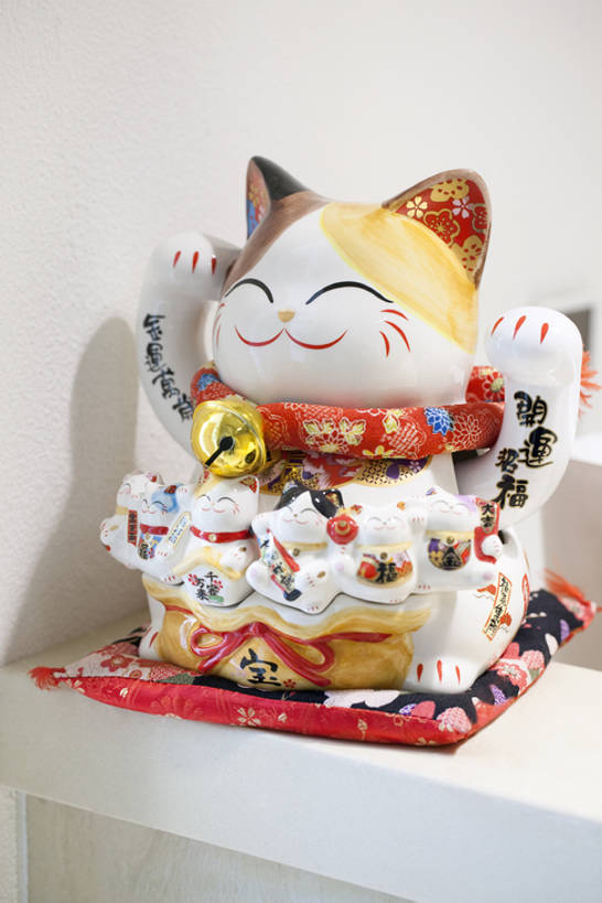 无人,竖图,爱情,幸福,纯洁,运气,静物,北京,中国,亚洲,日本文化,装饰,瓷器,招财猫,陶瓷制品,艺术品,浪漫,工艺品,祈祷,祈福,可爱,恋爱,童年,童趣,许愿,财富,金融,摄影,经济,祈求,资金,家猫,问候,贸易,童真,东亚,烂漫,无邪,招财,招福,财源广进,财运,天真,彩图,传统文化,bj175