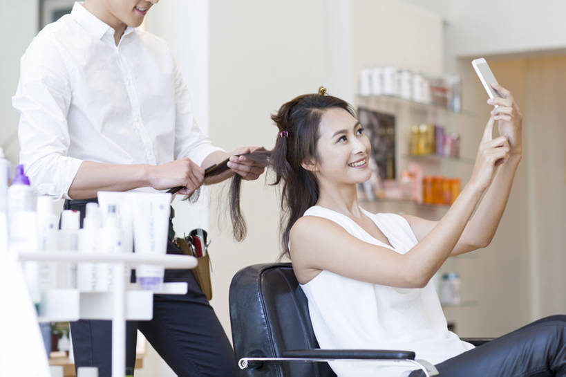 东方人,成年人,头发,两个人,服务员,理发师,商店,举,笑,微笑,露齿笑,横图,室内,白天,正面,衬衫,时尚,快乐,幸福,信心,技术,城市,手机,椅子,北京,中国,亚洲,连接,握,工作,包,工具,棕色,联系,美丽,梳子,梳头,休闲装,现代,顾客,架子,座位,拍照,发夹,容器,托,站着,职业,亲密,服务,握着,自拍,摄影,生活方式,工具包,技巧,理发店,储藏,部分,创造力,享乐,风格,摩丝,储存,手艺,发胶,智能手机,东亚,陪同,美发用品,无线电技术,技能,技艺,陪伴,店主,男人,男性,年轻男性,年轻女性,女人,女性,亚洲人,中国人,年轻人,长发,服务生,设计,侍者,美发师,沟通,举起,举手,举着,向上举,向上伸,向上托,坐着,彩图,欢乐,照相,妙技,贮存,本领,改进,伴随,bj175