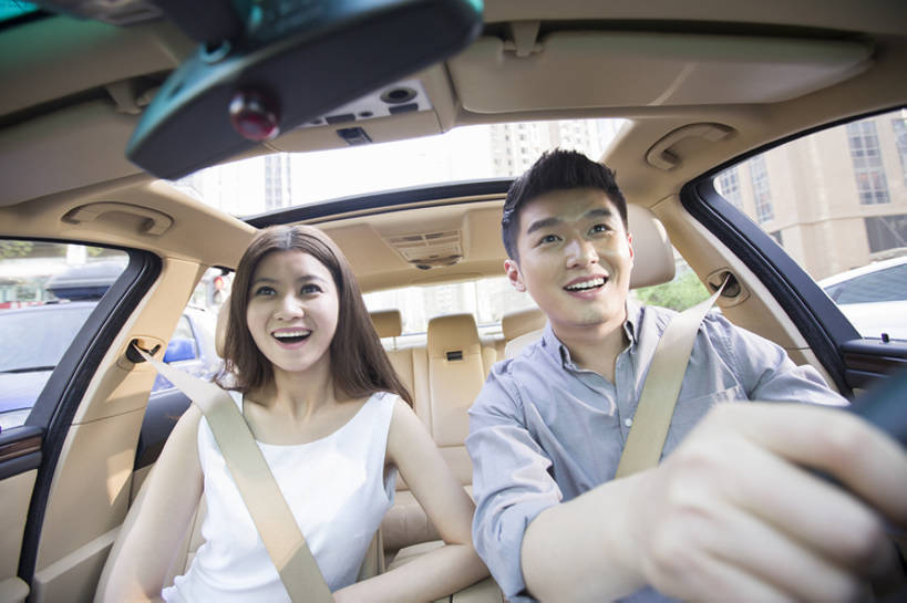 东方人,成年人,两个人,丈夫,妻子,司机,笑,微笑,露齿笑,横图,室外,白天,正面,衬衫,爱情,时尚,快乐,幸福,安全,城市,汽车,北京,中国,亚洲,乘客,捆扎,并排,机动车,浪漫,注视,休闲装,现代,座位,车,安全带,方向盘,交通工具,轿车,夏天,观察,开车,看,休闲,舒服,温暖,温馨,恩爱,季节,亲密,约会,财富,运输,恋人,摄影,生活方式,观看,保护,扣,和睦,察看,便利,舒适,享乐,关注,载具,驾驶室,驾车,豪华轿车,试车,车座,驾驶座,东亚,保险带,陪同,陪伴,危险,男人,男性,年轻男性,年轻女性,女人,女性,亚洲人,中国人,年轻人,情侣,休闲活动,坐着,半身,彩图,欢乐,伴侣,融洽,家用车,伴随,bj175