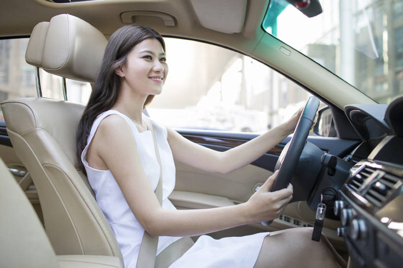 东方人,成年人,一个人,司机,笑,微笑,露齿笑,横图,室外,白天,侧面,时尚,快乐,幸福,安全,城市,汽车,北京,中国,亚洲,仅一个年轻女性,仅一个女性,仅一个人,捆扎,握,机动车,休闲装,现代,座位,车,安全带,方向盘,交通工具,轿车,夏天,开车,休闲,舒服,季节,握着,财富,运输,摄影,生活方式,保护,扣,便利,舒适,享乐,载具,驾驶室,驾车,豪华轿车,试车,车座,驾驶座,东亚,保险带,危险,年轻女性,女人,女性,亚洲人,中国人,年轻人,休闲活动,坐着,彩图,欢乐,家用车,bj175