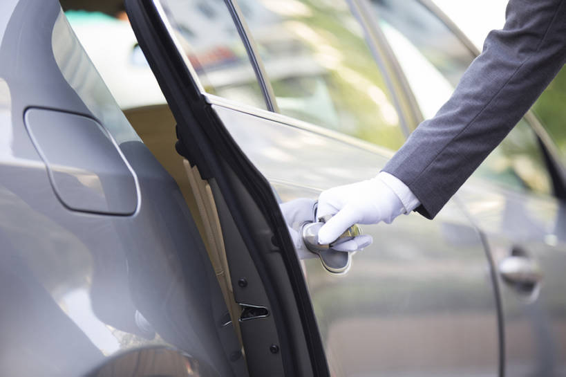 东方人,成年人,手,一个人,服务员,司机,横图,室外,白天,西装,商务,门,城市,汽车,北京,中国,亚洲,仅一个男性,仅一个人,握,开,套装,正装,机动车,现代,车,仅一个年轻男性,白色,把手,车门,手套,门框,交通工具,轿车,站着,职业,服务,握着,财富,运输,摄影,生活方式,协助,部分,便利,贵族,载具,华贵,豪华轿车,东亚,一套,技能,男人,男性,年轻男性,亚洲人,中国人,年轻人,手臂,服务生,驾驶员,侍者,彩图,上流社会,代驾,家用车,bj175