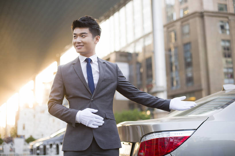 东方人,成年人,一个人,服务员,司机,笑,微笑,露齿笑,横图,室外,白天,正面,西装,度假,商务,时尚,快乐,幸福,信心,美景,城市风光,城市,建筑,汽车,北京,中国,亚洲,仅一个男性,仅一个人,套装,正装,工作,景观,机动车,娱乐,现代,车,仅一个年轻男性,白色,手套,交通工具,轿车,手势,站着,职业,享受,休闲,景色,放松,服务,财富,运输,摄影,生活方式,协助,礼节,便利,享乐,都市风光,载具,华贵,问候,豪华轿车,逆光,市区,东亚,一套,技能,男人,男性,年轻男性,亚洲人,中国人,年轻人,服务生,驾驶员,侍者,彩图,欢乐,打手势,上流社会,代驾,家用车,bj175
