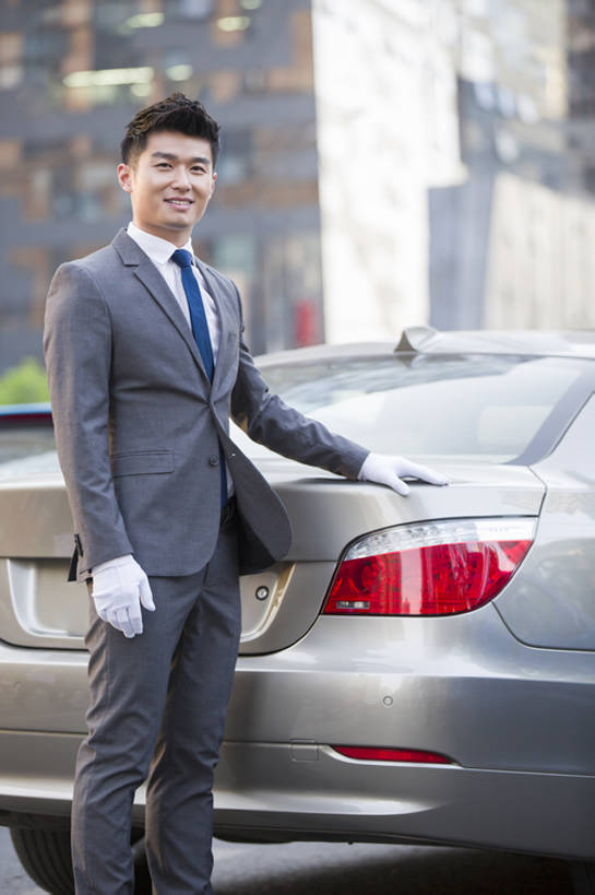 东方人,成年人,一个人,服务员,司机,笑,微笑,露齿笑,竖图,室外,白天,正面,西装,度假,商务,时尚,快乐,幸福,信心,美景,城市风光,城市,建筑,汽车,北京,中国,亚洲,仅一个男性,仅一个人,套装,正装,工作,景观,机动车,娱乐,现代,车,仅一个年轻男性,白色,手套,交通工具,轿车,站着,职业,享受,休闲,景色,放松,服务,财富,运输,摄影,生活方式,协助,礼节,便利,享乐,都市风光,载具,华贵,豪华轿车,市区,东亚,一套,技能,男人,男性,年轻男性,亚洲人,中国人,年轻人,服务生,驾驶员,侍者,彩图,欢乐,上流社会,代驾,家用车,bj175