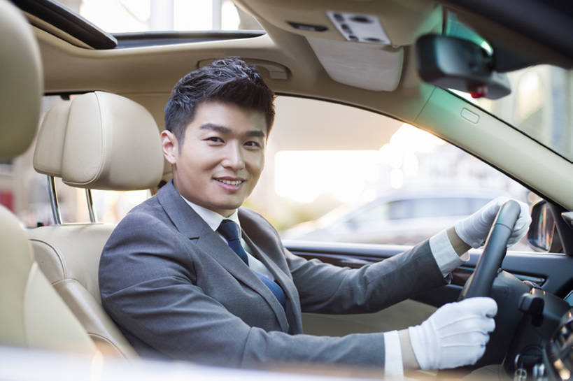 东方人,成年人,脸,头,脸颊,一个人,服务员,司机,笑,微笑,露齿笑,横图,室外,白天,侧面,西装,商务,时尚,快乐,幸福,信心,城市,汽车,北京,中国,亚洲,仅一个男性,仅一个人,握,套装,正装,工作,机动车,注视,现代,肩膀,座位,车,仅一个年轻男性,白色,方向盘,手套,交通工具,轿车,观察,开车,看,职业,服务,握着,财富,运输,摄影,生活方式,观看,协助,察看,便利,享乐,关注,载具,华贵,驾驶室,驾车,豪华轿车,车座,驾驶座,东亚,一套,技能,男人,男性,年轻男性,亚洲人,中国人,年轻人,头部,脸部,脸蛋,面部,服务生,驾驶员,侍者,坐着,彩图,欢乐,代驾,家用车,bj175