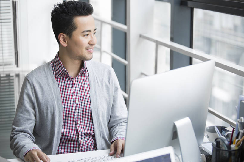 东方人,成年人,中年人,一个人,商务人士,商务男性,办公室,笑,微笑,露齿笑,横图,室内,白天,正面,衬衫,商务,快乐,幸福,信心,电脑,显示器,技术,窗户,城市,北京,中国,亚洲,仅一个男性,仅一个人,仅一个中年男性,敲打,套装,网络,办公用品,注视,休闲装,输入,输入设备,通讯设备,现代,打字,观察,看,职业,思考,台式电脑,办公大楼,想,摄影,生活方式,观看,点击,敲击,察看,创造力,享乐,企业,公司,关注,通信设备,商务装,工薪阶层,创新,输出设备,东亚,无线电技术,电脑一体机,按键,计算机,男人,男性,中年男性,亚洲人,中国人,白领,上班族,坐着,半身,彩图,衬衣,欢乐,办公室职员,bj175