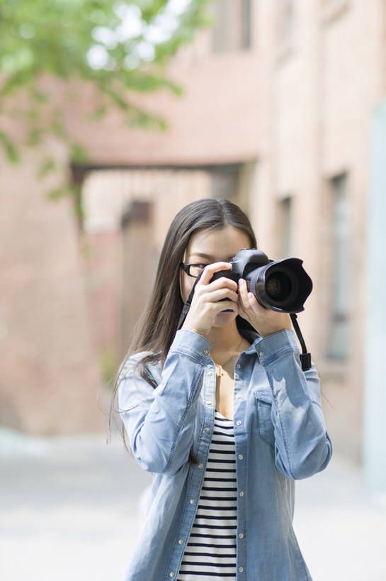 东方人,成年人,一个人,摄影师,竖图,室外,白天,正面,度假,时尚,快乐,幸福,信心,美景,城市风光,城市,建筑,相机,北京,中国,亚洲,仅一个年轻女性,仅一个女性,仅一个人,握,艺术,工作,眼镜,景观,休闲装,娱乐,现代,创意园,拍照,数码相机,站着,职业,享受,休闲,独立,景色,放松,个性,握着,艺术家,摄影,生活方式,单反相机,专心,享乐,都市风光,爱好,东亚,技能,年轻女性,女人,女性,亚洲人,中国人,年轻人,白领,半身,彩图,欢乐,照相,传媒,bj175