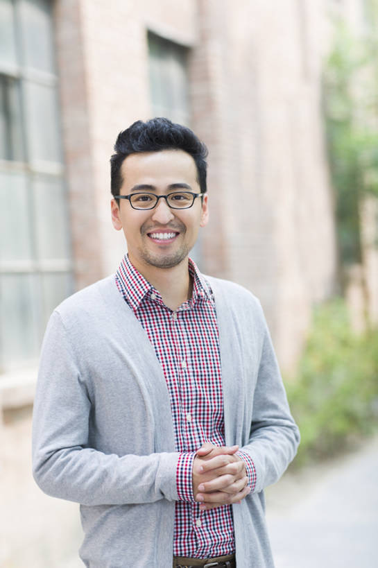 东方人,成年人,中年人,一个人,握手,笑,微笑,露齿笑,竖图,室外,白天,正面,度假,时尚,快乐,幸福,信心,美景,城市风光,城市,建筑,北京,中国,亚洲,仅一个男性,仅一个人,仅一个中年男性,艺术,眼镜,墙,景观,注视,休闲装,娱乐,现代,砖墙,创意园,红色,观察,看,站着,职业,享受,休闲,独立,景色,放松,个性,艺术家,摄影,生活方式,观看,察看,创造力,享乐,都市风光,关注,肖像,创新,东亚,男人,男性,中年男性,亚洲人,中国人,白领,搀手,拉手,手拉手,手握手,半身,彩图,欢乐,bj175