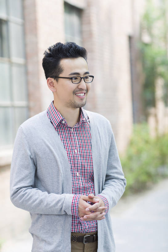 东方人,成年人,中年人,一个人,握手,笑,微笑,露齿笑,竖图,室外,白天,正面,度假,时尚,快乐,幸福,信心,美景,城市风光,城市,建筑,北京,中国,亚洲,仅一个男性,仅一个人,仅一个中年男性,艺术,眼镜,墙,景观,休闲装,娱乐,现代,砖墙,创意园,红色,站着,职业,享受,休闲,独立,景色,放松,个性,艺术家,摄影,生活方式,创造力,享乐,都市风光,创新,东亚,男人,男性,中年男性,亚洲人,中国人,白领,搀手,拉手,手拉手,手握手,彩图,欢乐,bj175