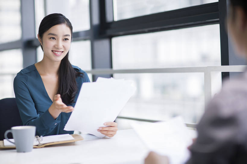 东方人,成年人,两个人,同事,商务人士,商务男性,商务女性,办公室,笑,微笑,露齿笑,横图,室内,白天,正面,衬衫,商务,快乐,幸福,成功,合作,团队,集体,信心,窗户,桌子,城市,杯子,北京,中国,亚洲,连接,握,套装,开会,工作,会议,文件,纸,办公用品,休闲装,现代,书桌,队伍,文具,笔记本,学习用品,手势,职业,面对面,办公大楼,握着,摄影,介绍,生活方式,面试,文具用品,领导,简历,享乐,经理,企业,公司,成就,问候,出示,商务装,合伙,领袖,工薪阶层,东亚,采访,求职,招聘,男人,男性,年轻男性,年轻女性,女人,女性,亚洲人,中国人,年轻人,白领,上班族,说话,坐着,半身,彩图,衬衣,欢乐,口试,办公室职员,打手势,人力资源,商务会议,面试官,bj175