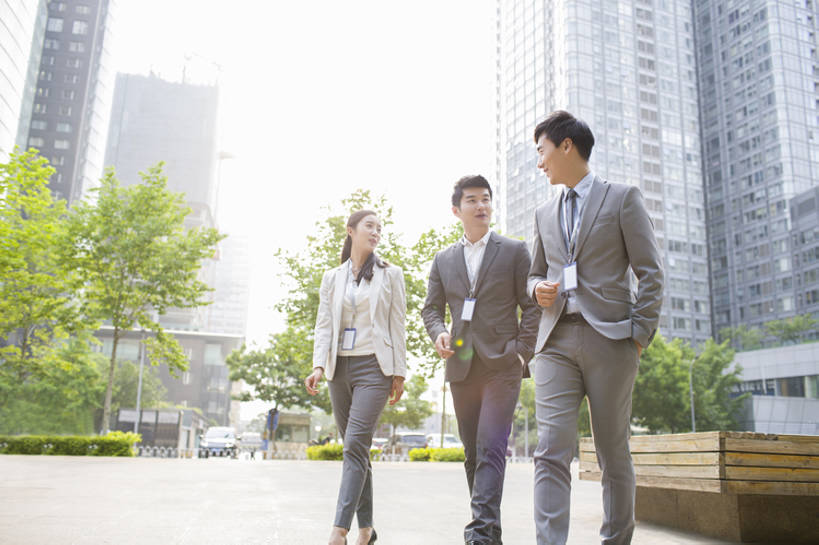 东方人,成年人,三个人,同事,商务人士,商务男性,商务女性,广场,笑,微笑,露齿笑,横图,室外,白天,正面,镜头眩光,衬衫,西装,度假,商务,时尚,讨论,快乐,幸福,成功,合作,团队,集体,信心,美景,城市风光,城市,建筑,北京,中国,亚洲,一排,套装,正装,开会,整齐,并排,工作,会议,景观,领带,首都,听,娱乐,现代,队伍,树,排列,站着,职业,享受,休闲,面对面,办公大楼,景色,放松,亲密,金融,摄影,生活方式,领导,享乐,经理,成就,都市风光,队列,门卡,商务装,合伙,领袖,逆光,市区,工薪阶层,东亚,陪同,一套,中华人民共和国,北京市,京,北平,华北地区,陪伴,金融区,男人,男性,年轻男性,年轻女性,女人,女性,亚洲人,中国人,年轻人,白领,上班族,步行,两手抄兜,说话,彩图,全身,衬衣,欢乐,高层建筑,北京CBD,北京商务中心区,中国北京大北窑,办公室职员,商务会议,开领,伴随,bj175