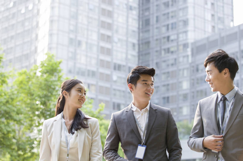 东方人,成年人,三个人,同事,商务人士,商务男性,商务女性,笑,微笑,露齿笑,横图,室外,白天,正面,衬衫,西装,度假,商务,时尚,讨论,快乐,幸福,成功,合作,团队,集体,信心,美景,城市风光,城市,建筑,北京,中国,亚洲,一排,套装,正装,开会,整齐,并排,工作,会议,景观,领带,首都,听,娱乐,现代,队伍,排列,站着,职业,享受,休闲,面对面,办公大楼,景色,放松,亲密,金融,摄影,生活方式,领导,享乐,经理,成就,都市风光,队列,门卡,商务装,合伙,领袖,市区,工薪阶层,东亚,陪同,一套,中华人民共和国,北京市,京,北平,华北地区,陪伴,金融区,男人,男性,年轻男性,年轻女性,女人,女性,亚洲人,中国人,年轻人,白领,上班族,步行,说话,半身,彩图,衬衣,欢乐,北京CBD,北京商务中心区,中国北京大北窑,办公室职员,商务会议,开领,伴随,bj175