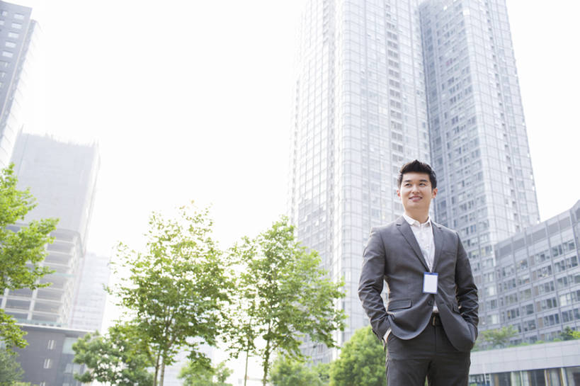 东方人,成年人,一个人,商务人士,商务男性,笑,微笑,露齿笑,横图,室外,白天,正面,仰视,衬衫,度假,商务,快乐,幸福,信心,美景,城市风光,城市,建筑,北京,中国,亚洲,仅一个男性,仅一个人,套装,正装,景观,首都,注视,娱乐,现代,树,仅一个年轻男性,观察,看,站着,职业,享受,休闲,办公大楼,景色,放松,金融,摄影,生活方式,观看,希望,察看,享乐,都市风光,关注,门卡,商务装,逆光,市区,工薪阶层,东亚,中华人民共和国,北京市,京,北平,华北地区,金融区,男人,男性,年轻男性,亚洲人,中国人,年轻人,白领,上班族,两手抄兜,彩图,低角度拍摄,衬衣,欢乐,高层建筑,北京CBD,北京商务中心区,中国北京大北窑,办公室职员,开领,bj175