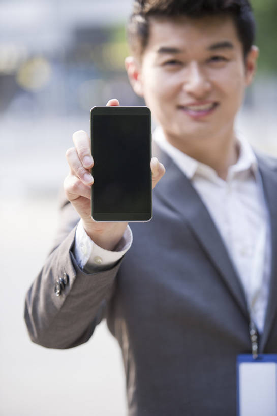 东方人,成年人,一个人,商务人士,工程师,技术人员,商务男性,笑,微笑,露齿笑,竖图,室外,白天,正面,衬衫,度假,商务,快乐,幸福,信心,互联网,技术,美景,城市风光,城市,手机,北京,中国,亚洲,仅一个男性,仅一个人,连接,握,套装,正装,工作,屏幕,景观,触摸屏,联系,注视,娱乐,现代,仅一个年轻男性,观察,看,站着,职业,享受,休闲,景色,放松,握着,金融,摄影,介绍,生活方式,经济,观看,察看,便利,创造力,享乐,都市风光,关注,门卡,出示,商务装,便携式,贸易,工薪阶层,智能手机,东亚,发展,无线电技术,技能,男人,男性,年轻男性,亚洲人,中国人,年轻人,白领,上班族,设计,技术员,半身,彩图,衬衣,欢乐,商业,办公室职员,计算机软件,程序员,开领,bj175