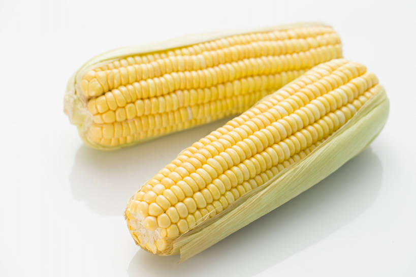 无人,横图,特写,留白,抠图,农作物,玉米,蔬菜,静物,北京,中国,亚洲,准备,灰色背景,反射,材料,生食,美味,食品,饮品,营养,饮食,餐饮,食物,饮料,两个,黄色,削皮,健康,素食,摄影,有机食品,维生素,膳食,可口,清新,玉米棒,东亚,健康食物,适口,去皮,彩图,影棚拍摄,甜玉米,bj175