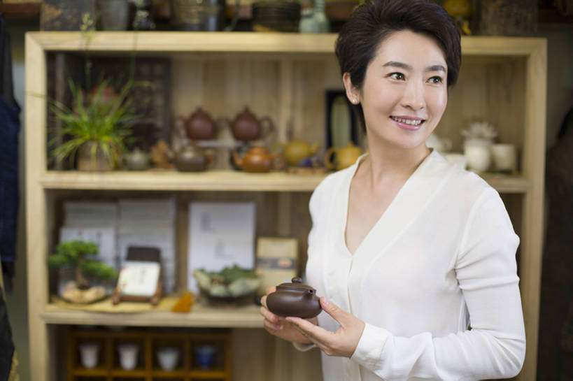 东方人,成年人,中年人,一个人,商店,笑,微笑,露齿笑,横图,室内,白天,正面,快乐,幸福,信心,城市,北京,中国,亚洲,仅一个女性,仅一个人,握,商品,古典,休闲装,传统,茶壶,站着,仅一个中年女性,职业,陶器,零售,握着,摄影,紫砂壶,生活方式,享乐,销售,古典风格,贩卖,东亚,店主,企业家,女人,女性,中年女性,亚洲人,中国人,售货员,半身,彩图,欢乐,bj175