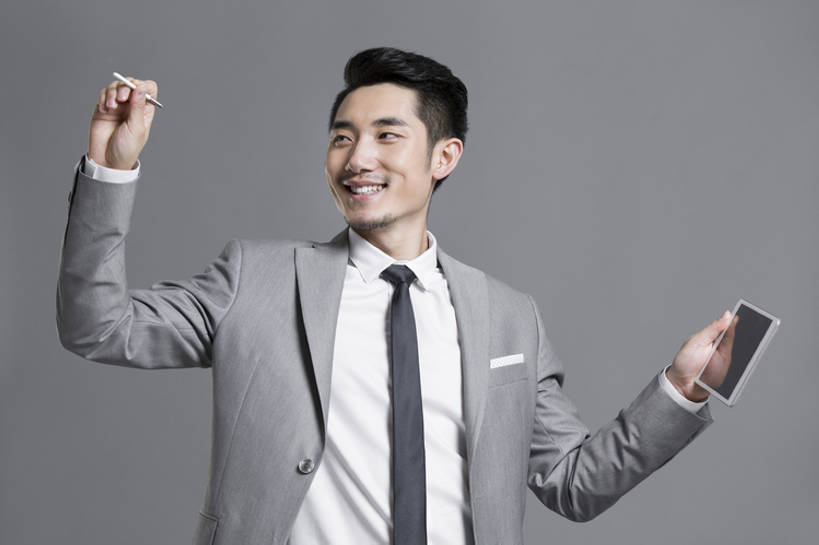 东方人,成年人,胡须,一个人,商务人士,商务男性,举,笑,微笑,露齿笑,横图,留白,正面,衬衫,西装,商务,时尚,快乐,幸福,信心,技术,北京,中国,亚洲,仅一个男性,仅一个人,握,灰色背景,套装,正装,屏幕,触摸屏,领带,现代,仅一个年轻男性,托,站着,职业,个性,握着,摄影,生活方式,触控板,科学技术,领导,享乐,经理,商务装,工薪阶层,平板电脑,东亚,一套,无线电技术,把握,男人,男性,年轻男性,亚洲人,中国人,年轻人,胡子,络腮胡,白领,上班族,触摸,举起,举手,举着,向上举,向上伸,向上托,半身,彩图,影棚拍摄,衬衣,欢乐,办公室职员,数码笔,掌控,bj175