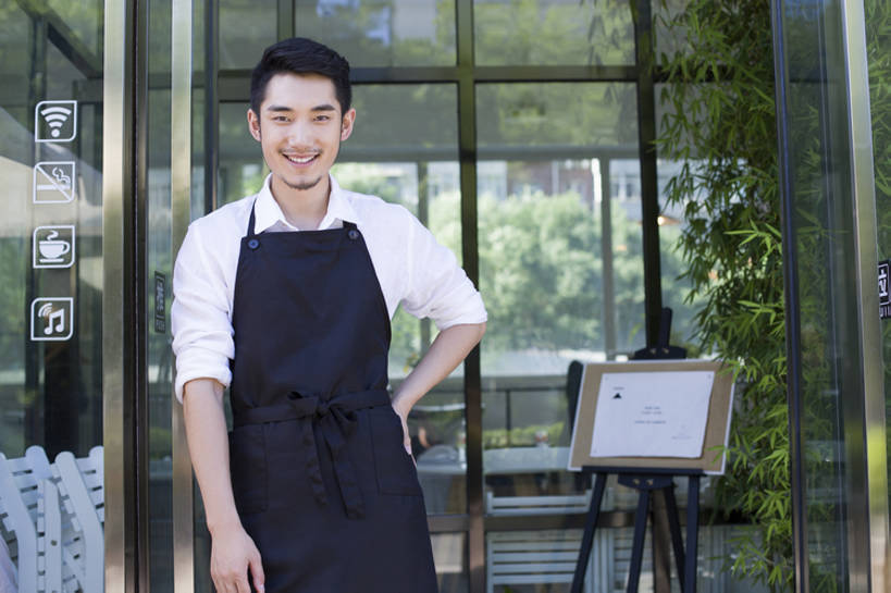 咖啡,东方人,成年人,一个人,服务员,商店,笑,微笑,露齿笑,横图,室外,白天,正面,衬衫,时尚,快乐,幸福,信心,门,城市,玻璃,北京,中国,亚洲,仅一个男性,仅一个人,透明,工作,围裙,门口,食品,饮品,注视,休闲装,现代,手叉腰,饮食,食物,饮料,仅一个年轻男性,观察,看,靠,靠着,站着,职业,零售,服务,摄影,生活方式,观看,察看,享乐,关注,可口,咖啡店,肖像,东亚,热饮,适口,店主,男人,男性,年轻男性,亚洲人,中国人,年轻人,服务生,侍者,彩图,欢乐,咖啡馆,咖啡师,bj175