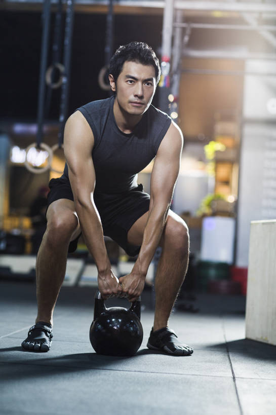 东方人,成年人,肌肉,健壮,一个人,运动员,体育馆,健身房,运动场,蹲,举,竖图,室内,白天,正面,运动服,锻炼,时尚,运动,信心,举重,城市,鞋子,北京,中国,亚洲,仅一个男性,仅一个人,弯腰,握,短裤,服装,背心,砝码,训练,运动器械,体育场,现代,仅一个年轻男性,衣服,托,站着,健康,健身器械,活力,力量,提,握着,摄影,服饰,生活方式,提着,健美,练习,衣着,穿着,瘦身,体育器械,爱好,健身器材,塑形,塑身,逆光,弹性,东亚,肱二头肌,运动馆,衣饰,男人,男性,年轻男性,亚洲人,中国人,年轻人,举起,举手,举着,向上举,向上伸,向上托,彩图,全身,运动器材,运动装,壶铃,举重运动,健身俱乐部,bj175