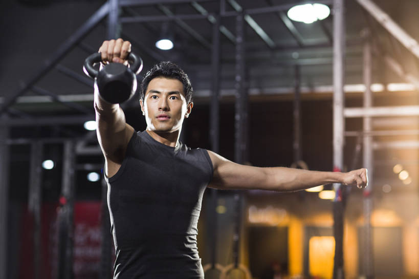 东方人,成年人,肌肉,健壮,一个人,运动员,体育馆,健身房,运动场,举,横图,室内,白天,正面,运动服,锻炼,时尚,运动,信心,举重,城市,北京,中国,亚洲,仅一个男性,仅一个人,伸展,握,服装,背心,砝码,训练,运动器械,体育场,现代,仅一个年轻男性,衣服,托,站着,健康,健身器械,活力,力量,舒展,提,握着,摄影,服饰,生活方式,提着,健美,练习,衣着,穿着,瘦身,体育器械,爱好,健身器材,塑形,塑身,逆光,弹性,东亚,肱二头肌,运动馆,衣饰,男人,男性,年轻男性,亚洲人,中国人,年轻人,举起,举手,举着,向上举,向上伸,向上托,张开手臂,半身,彩图,运动器材,运动装,壶铃,举重运动,健身俱乐部,bj175