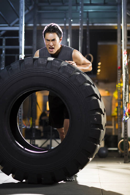 东方人,成年人,肌肉,健壮,一个人,运动员,体育馆,健身房,运动场,推,竖图,室内,白天,正面,运动服,锻炼,时尚,运动,信心,举重,城市,北京,中国,亚洲,仅一个男性,仅一个人,握,短裤,服装,背心,砝码,训练,大喊,运动器械,体育场,现代,仅一个年轻男性,衣服,轮胎,站着,张嘴,健康,表情,健身器械,活力,力量,握着,摄影,服饰,生活方式,健美,练习,衣着,穿着,瘦身,体育器械,决心,努力,爱好,健身器材,塑形,塑身,逆光,张大嘴巴,东亚,大力士,运动馆,衣饰,男人,男性,年轻男性,亚洲人,中国人,年轻人,张开嘴,彩图,全身,运动器材,运动装,举重运动,健身俱乐部,bj175