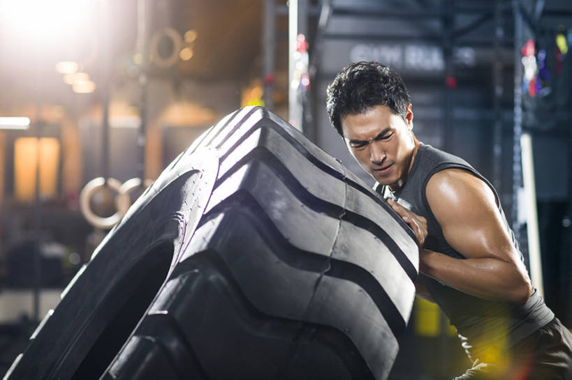 东方人,成年人,肌肉,健壮,一个人,运动员,体育馆,健身房,运动场,推,横图,室内,白天,侧面,镜头眩光,运动服,锻炼,时尚,运动,信心,举重,城市,北京,中国,亚洲,仅一个男性,仅一个人,握,短裤,服装,背心,砝码,训练,运动器械,体育场,现代,仅一个年轻男性,衣服,轮胎,站着,健康,表情,健身器械,活力,力量,握着,摄影,服饰,生活方式,健美,练习,衣着,穿着,瘦身,体育器械,决心,努力,爱好,健身器材,塑形,塑身,逆光,东亚,大力士,运动馆,衣饰,男人,男性,年轻男性,亚洲人,中国人,年轻人,彩图,运动器材,运动装,举重运动,健身俱乐部,bj175