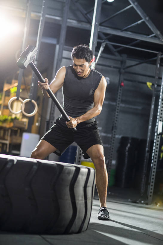 东方人,成年人,肌肉,健壮,一个人,运动员,体育馆,健身房,运动场,竖图,室内,白天,正面,镜头眩光,运动服,锻炼,时尚,运动,信心,吊环,举重,城市,鞋子,北京,中国,亚洲,仅一个男性,仅一个人,弯腰,握,短裤,服装,背心,锤子,砝码,训练,注视,运动器械,体育场,现代,仅一个年轻男性,衣服,轮胎,观察,看,站着,健康,健身器械,活力,力量,握着,摄影,服饰,生活方式,观看,动作,察看,健美,练习,衣着,穿着,关注,瘦身,体育器械,爱好,健身器材,塑形,塑身,逆光,东亚,大力士,运动馆,衣饰,男人,男性,年轻男性,亚洲人,中国人,年轻人,彩图,全身,运动器材,运动装,举重运动,大锤,健身俱乐部,bj175