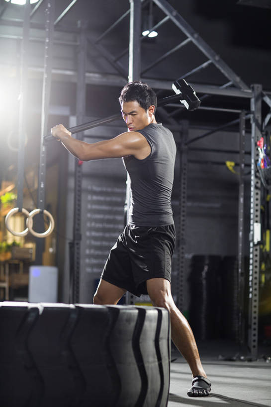 东方人,成年人,肌肉,健壮,一个人,运动员,体育馆,健身房,运动场,举,竖图,室内,白天,正面,镜头眩光,运动服,锻炼,时尚,运动,信心,吊环,举重,城市,鞋子,北京,中国,亚洲,仅一个男性,仅一个人,握,短裤,服装,背心,锤子,砝码,训练,注视,运动器械,体育场,现代,仅一个年轻男性,衣服,轮胎,观察,看,托,站着,健康,健身器械,活力,力量,握着,摄影,服饰,生活方式,观看,动作,察看,健美,练习,衣着,穿着,关注,瘦身,体育器械,爱好,健身器材,塑形,塑身,逆光,东亚,大力士,运动馆,衣饰,男人,男性,年轻男性,亚洲人,中国人,年轻人,举起,举手,举着,向上举,向上伸,向上托,彩图,全身,运动器材,运动装,举重运动,大锤,健身俱乐部,bj175