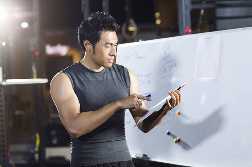 东方人,成年人,肌肉,健壮,一个人,教师,运动员,体育馆,健身房,运动场,横图,室内,白天,正面,镜头眩光,运动服,锻炼,时尚,运动,信心,计划,城市,北京,中国,亚洲,仅一个男性,仅一个人,握,服装,背心,办公用品,训练,体育场,现代,文具,仅一个年轻男性,衣服,白板,学习用品,手势,站着,教练,健康,规划,活力,力量,握着,摄影,介绍,服饰,生活方式,文具用品,指着,解释,衣着,穿着,决心,文档,爱好,出示,塑身,逆光,东亚,策略,运动馆,衣饰,教员,男人,男性,年轻男性,亚洲人,中国人,年轻人,老师,说话,半身,彩图,先生,教练员,教练者,打手势,运动装,健身俱乐部,bj175