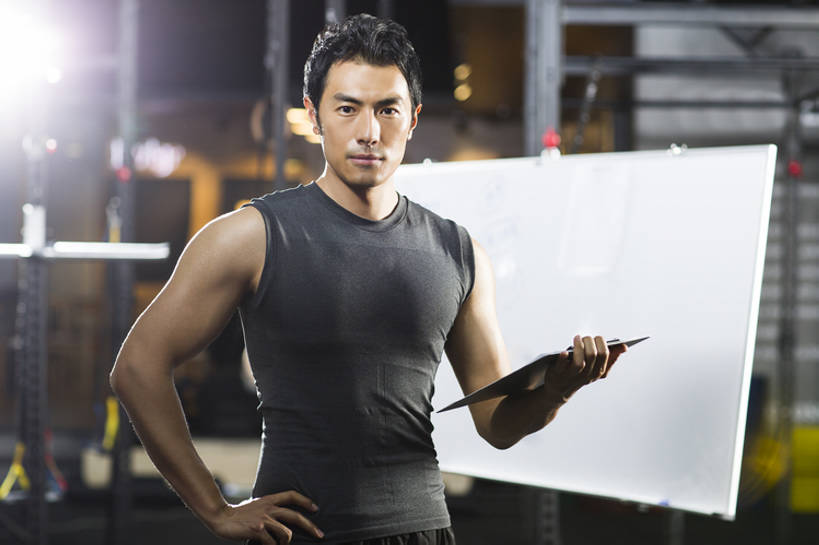 东方人,成年人,肌肉,健壮,一个人,教师,运动员,体育馆,健身房,运动场,横图,室内,白天,正面,镜头眩光,运动服,锻炼,时尚,运动,信心,计划,城市,北京,中国,亚洲,仅一个男性,仅一个人,握,服装,背心,训练,注视,体育场,现代,手叉腰,仅一个年轻男性,衣服,白板,观察,看,站着,教练,健康,规划,活力,力量,握着,摄影,服饰,生活方式,观看,察看,衣着,穿着,关注,决心,文档,肖像,爱好,塑身,逆光,东亚,策略,运动馆,衣饰,教员,男人,男性,年轻男性,亚洲人,中国人,年轻人,老师,半身,彩图,先生,教练员,教练者,运动装,健身俱乐部,bj175