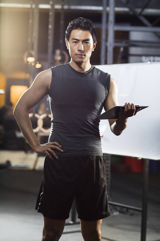 东方人,成年人,肌肉,健壮,一个人,教师,运动员,体育馆,健身房,运动场,竖图,室内,白天,正面,运动服,锻炼,时尚,运动,信心,计划,城市,北京,中国,亚洲,仅一个男性,仅一个人,握,短裤,服装,背心,训练,注视,体育场,现代,手叉腰,仅一个年轻男性,衣服,白板,观察,看,站着,教练,健康,规划,活力,力量,握着,摄影,服饰,生活方式,观看,察看,衣着,穿着,关注,决心,文档,肖像,爱好,塑身,逆光,东亚,策略,运动馆,衣饰,教员,男人,男性,年轻男性,亚洲人,中国人,年轻人,老师,彩图,先生,教练员,教练者,运动装,健身俱乐部,bj175