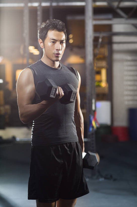 东方人,成年人,肌肉,健壮,一个人,运动员,体育馆,健身房,运动场,举,竖图,室内,白天,正面,运动服,锻炼,时尚,运动,信心,举重,城市,哑铃,北京,中国,亚洲,仅一个男性,仅一个人,握,短裤,服装,背心,砝码,训练,运动器械,体育场,现代,仅一个年轻男性,衣服,托,站着,健康,健身器械,活力,力量,提,握着,摄影,服饰,生活方式,提着,健美,衣着,穿着,瘦身,体育器械,爱好,健身器材,塑形,塑身,逆光,东亚,大力士,肱二头肌,运动馆,衣饰,男人,男性,年轻男性,亚洲人,中国人,年轻人,举起,举手,举着,向上举,向上伸,向上托,彩图,运动器材,运动装,举重运动,健身俱乐部,bj175