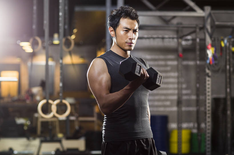 东方人,成年人,肌肉,健壮,一个人,运动员,体育馆,健身房,运动场,举,横图,室内,白天,正面,运动服,锻炼,时尚,运动,信心,举重,城市,哑铃,北京,中国,亚洲,仅一个男性,仅一个人,握,服装,背心,砝码,训练,运动器械,体育场,现代,仅一个年轻男性,衣服,托,站着,健康,健身器械,活力,力量,提,握着,摄影,服饰,生活方式,提着,健美,衣着,穿着,瘦身,体育器械,爱好,健身器材,塑形,塑身,逆光,东亚,大力士,肱二头肌,运动馆,衣饰,男人,男性,年轻男性,亚洲人,中国人,年轻人,举起,举手,举着,向上举,向上伸,向上托,彩图,运动器材,运动装,举重运动,健身俱乐部,bj175