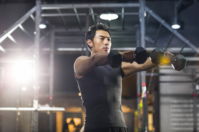 东方人,成年人,肌肉,健壮,一个人,运动员,体育馆,健身房,运动场,举,横图,室内,白天,正面,镜头眩光,运动服,锻炼,时尚,运动,信心,举重,城市,哑铃,北京,中国,亚洲,仅一个男性,仅一个人,伸展,握,服装,背心,砝码,训练,运动器械,体育场,现代,仅一个年轻男性,衣服,托,站着,健康,健身器械,活力,力量,舒展,提,握着,摄影,服饰,生活方式,提着,健美,衣着,穿着,瘦身,体育器械,爱好,健身器材,塑形,塑身,逆光,东亚,大力士,肱二头肌,运动馆,衣饰,男人,男性,年轻男性,亚洲人,中国人,年轻人,举起,举手,举着,向上举,向上伸,向上托,张开手臂,半身,彩图,运动器材,运动装,举重运动,健身俱乐部,bj175