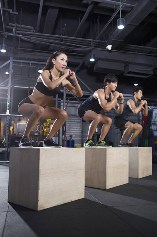 东方人,成年人,中年人,肌肉,健壮,三个人,教师,运动员,体育馆,健身房,运动场,蹲,跳,竖图,室内,白天,正面,运动服,运动鞋,锻炼,时尚,友谊,运动,信心,城市,鞋子,北京,中国,亚洲,一排,短裤,服装,整齐,背心,训练,运动器械,体育场,现代,盒子,排列,衣服,教,站着,教练,健康,健身器械,活力,力量,平衡,亲密,摄影,服饰,生活方式,指导,马尾辫,酷,练习,衣着,穿着,队列,体育器械,努力,爱好,苗条,健身器材,塑身,逆光,弹性,东亚,陪同,运动馆,衣饰,教员,陪伴,运动胸罩,男人,男性,年轻男性,女人,女性,中年女性,白种人,亚洲人,中国人,年轻人,老师,彩图,全身,先生,教练员,教练者,运动器材,运动装,健身俱乐部,伴随,bj175