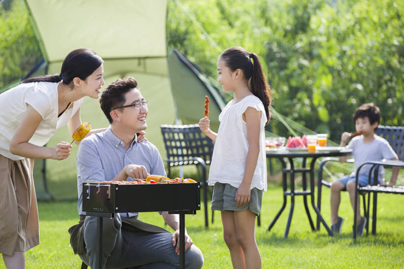 果汁,东方人,儿童,成年人,中年人,四个人,家庭,夫妻,丈夫,妻子,父母,母亲,父亲,女儿,儿子,兄弟,姐妹,站,蹲,笑,吃,微笑,露齿笑,横图,室外,白天,正面,衬衫,裙子,爱情,吃饭,旅游,度假,烧烤,午餐,快乐,幸福,纯洁,玉米,草地,草坪,美景,植物,餐桌,桌子,西瓜,杯子,餐具,水果,椅子,北京,日光,中国,亚洲,喝,连接,弯腰,握,准备,短裤,丰富,围裙,眼镜,帐篷,景观,肉,美味,食品,野餐,饮品,浪漫,玩,T恤,休闲装,娱乐,饮食,餐饮,架子,草,树,食物,饮料,小孩,绿色,自然,盘子,碗,夏天,站着,享受,休闲,健康,温暖,温馨,父子,母子,一家人,面对面,短袖,景色,恩爱,放松,父爱,活力,季节,可爱,母爱,亲密,童年,童趣,搭,握着,恋人,摄影,生长,生活方式,餐台,塑料杯,环境,生态,和睦,享乐,膳食,搭着,关爱,可口,清新,一次性杯子,自然风光,亲情,露营,户外活动,玉米棒,童真,东亚,烂漫,无邪,健康食物,烤肉架,陪同,适口,陪伴,无忧无虑,天真,男孩,男人,男性,年轻男性,年轻女性,女孩,女人,女性,中年男性,亚洲人,中国人,孩子,年轻人,夫妇,情侣,休闲活动,站立,坐着,彩图,全身,旅行,欢乐,烤羊肉串,伴侣,融洽,男生,伴随,bj175