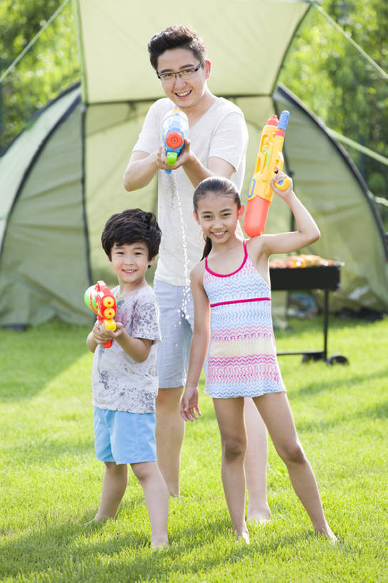 东方人,儿童,成年人,中年人,三个人,四个人,家庭,夫妻,父母,母亲,父亲,女儿,儿子,兄弟,姐妹,站,笑,微笑,露齿笑,竖图,室外,白天,正面,爱情,旅游,度假,快乐,兴奋,幸福,纯洁,射击,草地,草坪,美景,水,玩具,北京,日光,中国,亚洲,连接,湿,握,短裤,溅,枪,眼镜,帐篷,景观,野餐,浪漫,玩,T恤,注视,休闲装,光脚,娱乐,刺激,草,小孩,绿色,自然,夏天,观察,看,站着,享受,休闲,健康,温暖,温馨,父子,母子,一家人,赤脚,景色,恩爱,放松,父爱,活力,季节,可爱,乐趣,母爱,亲密,淘气,童年,童趣,握着,恋人,摄影,生长,生活方式,观看,张开双腿,吊带裙,环境,和睦,察看,享乐,合影,关爱,关注,自然风光,亲情,肖像,露营,户外活动,童真,东亚,烂漫,无邪,陪同,喷出,陪伴,展开双腿,无忧无虑,玩具水枪,天真,男孩,男人,男性,年轻男性,年轻女性,女孩,女人,女性,中年男性,亚洲人,中国人,孩子,年轻人,夫妇,情侣,休闲活动,站立,彩图,全身,欢乐,伴侣,融洽,点滴,男生,伸展双腿,伴随,bj175