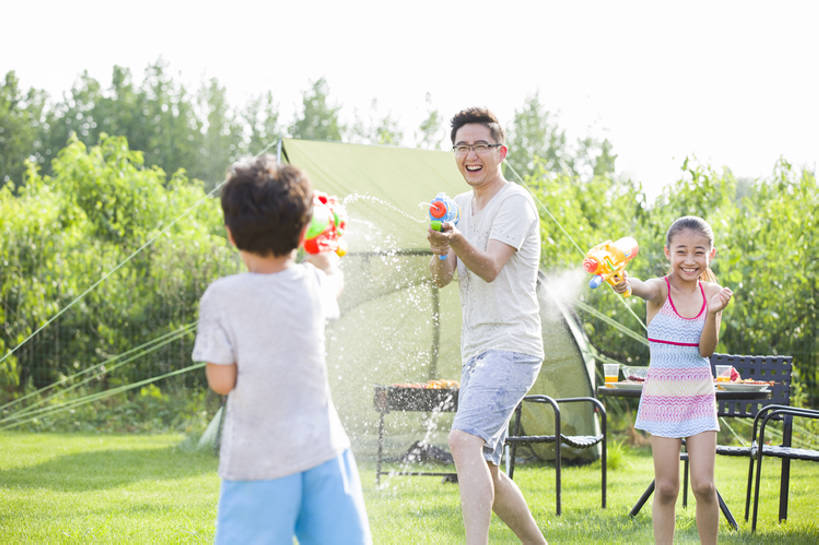 东方人,儿童,成年人,中年人,三个人,四个人,家庭,夫妻,父母,母亲,父亲,女儿,儿子,兄弟,姐妹,站,笑,微笑,露齿笑,横图,室外,白天,正面,爱情,旅游,度假,烧烤,快乐,兴奋,幸福,纯洁,射击,草地,草坪,美景,水,餐桌,桌子,玩具,椅子,北京,日光,中国,亚洲,连接,湿,握,短裤,溅,枪,眼镜,帐篷,景观,野餐,浪漫,玩,T恤,休闲装,娱乐,刺激,草,小孩,绿色,自然,夏天,站着,享受,休闲,健康,温暖,温馨,父子,母子,一家人,面对面,景色,恩爱,放松,父爱,活力,季节,可爱,乐趣,母爱,亲密,淘气,童年,童趣,握着,恋人,摄影,生长,生活方式,餐台,张开双腿,吊带裙,环境,和睦,享乐,关爱,自然风光,亲情,露营,户外活动,童真,东亚,烂漫,无邪,陪同,喷出,陪伴,展开双腿,无忧无虑,玩具水枪,天真,男孩,男人,男性,年轻男性,年轻女性,女孩,女人,女性,中年男性,亚洲人,中国人,孩子,年轻人,夫妇,情侣,休闲活动,站立,彩图,欢乐,伴侣,融洽,点滴,男生,伸展双腿,伴随,bj175