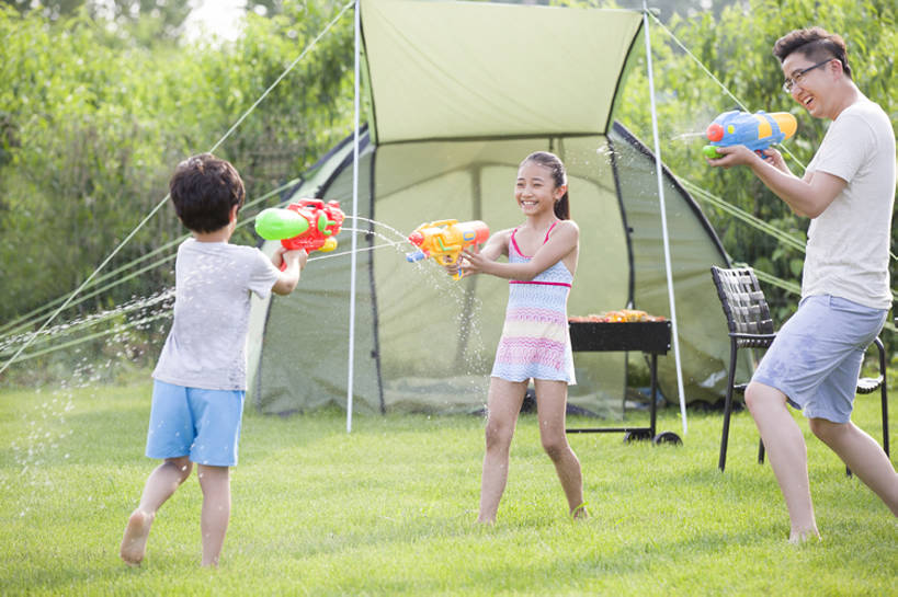 东方人,儿童,成年人,中年人,三个人,四个人,家庭,夫妻,父母,母亲,父亲,女儿,儿子,兄弟,姐妹,站,笑,微笑,露齿笑,横图,室外,白天,正面,爱情,旅游,度假,烧烤,快乐,兴奋,幸福,纯洁,射击,草地,草坪,美景,水,玩具,椅子,北京,日光,中国,亚洲,连接,湿,握,短裤,溅,枪,眼镜,帐篷,景观,野餐,浪漫,玩,T恤,休闲装,光脚,娱乐,刺激,草,小孩,绿色,自然,夏天,站着,享受,休闲,健康,温暖,温馨,父子,母子,一家人,面对面,赤脚,景色,恩爱,放松,父爱,活力,季节,可爱,乐趣,母爱,亲密,淘气,童年,童趣,握着,恋人,摄影,生长,生活方式,张开双腿,吊带裙,环境,和睦,享乐,关爱,自然风光,亲情,露营,户外活动,童真,东亚,烂漫,无邪,陪同,喷出,陪伴,展开双腿,无忧无虑,玩具水枪,天真,男孩,男人,男性,年轻男性,年轻女性,女孩,女人,女性,中年男性,亚洲人,中国人,孩子,年轻人,夫妇,情侣,休闲活动,站立,彩图,全身,欢乐,伴侣,融洽,点滴,男生,伸展双腿,伴随,bj175