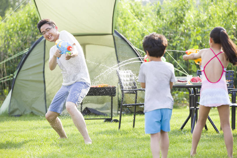 东方人,儿童,成年人,中年人,三个人,四个人,家庭,夫妻,父母,母亲,父亲,女儿,儿子,兄弟,姐妹,站,笑,微笑,露齿笑,横图,室外,白天,正面,爱情,旅游,度假,烧烤,快乐,兴奋,幸福,纯洁,射击,草地,草坪,美景,水,餐桌,桌子,玩具,椅子,北京,日光,中国,亚洲,连接,湿,握,短裤,溅,枪,眼镜,帐篷,景观,野餐,浪漫,玩,T恤,休闲装,光脚,娱乐,刺激,草,小孩,绿色,自然,夏天,站着,享受,休闲,健康,温暖,温馨,父子,母子,一家人,面对面,赤脚,景色,恩爱,放松,父爱,活力,季节,可爱,乐趣,母爱,亲密,淘气,童年,童趣,握着,恋人,摄影,生长,生活方式,餐台,吊带裙,环境,和睦,享乐,关爱,自然风光,亲情,露营,户外活动,童真,东亚,烂漫,无邪,陪同,喷出,陪伴,无忧无虑,玩具水枪,天真,男孩,男人,男性,年轻男性,年轻女性,女孩,女人,女性,中年男性,亚洲人,中国人,孩子,年轻人,夫妇,情侣,休闲活动,站立,彩图,全身,欢乐,伴侣,融洽,点滴,男生,伴随,bj175