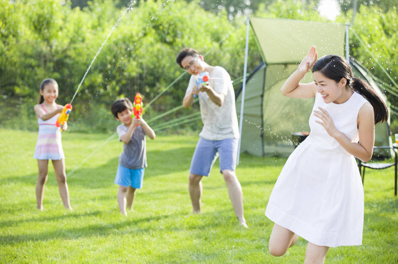 东方人,儿童,成年人,中年人,四个人,家庭,夫妻,丈夫,妻子,父母,母亲,父亲,女儿,儿子,兄弟,姐妹,站,笑,微笑,露齿笑,横图,室外,白天,正面,裙子,爱情,旅游,度假,快乐,兴奋,幸福,纯洁,射击,草地,草坪,美景,水,玩具,北京,日光,中国,亚洲,连接,湿,握,短裤,溅,枪,眼镜,帐篷,景观,野餐,浪漫,玩,T恤,休闲装,光脚,娱乐,刺激,草,小孩,绿色,自然,夏天,站着,享受,休闲,健康,温暖,温馨,父子,母子,一家人,赤脚,景色,恩爱,放松,父爱,活力,季节,可爱,乐趣,母爱,亲密,淘气,童年,童趣,握着,恋人,摄影,生长,生活方式,张开双腿,吊带裙,环境,和睦,享乐,关爱,自然风光,亲情,露营,户外活动,童真,东亚,烂漫,无邪,陪同,喷出,陪伴,展开双腿,无忧无虑,玩具水枪,天真,男孩,男人,男性,年轻男性,年轻女性,女孩,女人,女性,中年男性,亚洲人,中国人,孩子,年轻人,夫妇,情侣,休闲活动,站立,彩图,全身,欢乐,伴侣,融洽,点滴,男生,伸展双腿,闪避,伴随,bj175