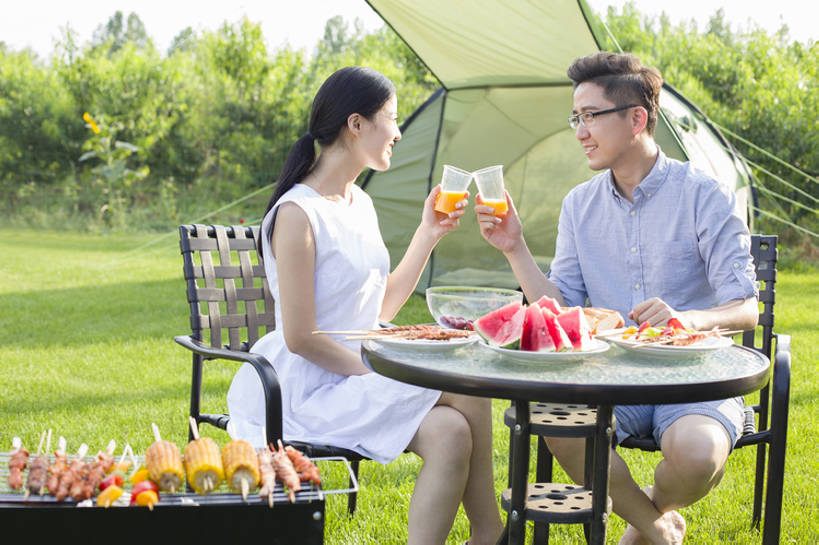 果汁,东方人,成年人,中年人,两个人,丈夫,妻子,坐,笑,吃,盘腿,微笑,露齿笑,横图,室外,白天,正面,衬衫,裙子,爱情,旅游,度假,烧烤,午餐,快乐,幸福,玉米,草地,草坪,美景,餐桌,桌子,西瓜,杯子,餐具,水果,椅子,北京,日光,中国,亚洲,喝,连接,握,短裤,丰富,庆祝,眼镜,帐篷,景观,肉,食品,野餐,饮品,浪漫,二郎腿,休闲装,娱乐,饮食,餐饮,架子,草,树,食物,饮料,绿色,自然,盘子,碗,夏天,亲昵,享受,休闲,健康,温暖,温馨,面对面,景色,恩爱,放松,季节,亲密,举杯,握着,约会,恋人,摄影,有机食品,生活方式,餐台,纪念,留念,塑料杯,环境,生态,和睦,享乐,膳食,可口,一次性杯子,自然风光,露营,怀念,户外活动,玉米棒,东亚,健康食物,烤肉架,陪同,适口,陪伴,无忧无虑,男人,男性,年轻女性,女人,女性,中年男性,亚洲人,中国人,年轻人,情侣,休闲活动,盘腿而坐,盘膝,盘着腿的,盘着腿坐,双腿交叉,坐着,彩图,旅行,爱,欢乐,烤羊肉串,伴侣,融洽,开领,伴随,bj175