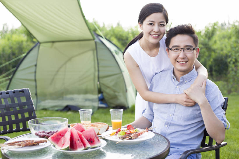 面包,果汁,东方人,成年人,中年人,两个人,丈夫,妻子,笑,吃,微笑,露齿笑,横图,室外,白天,正面,衬衫,裙子,爱情,旅游,度假,烧烤,午餐,快乐,幸福,草地,草坪,美景,餐桌,桌子,西瓜,杯子,餐具,水果,椅子,北京,日光,中国,亚洲,喝,连接,弯腰,握,丰富,眼镜,帐篷,景观,肉,食品,野餐,饮品,浪漫,注视,休闲装,娱乐,饮食,餐饮,草,树,食物,饮料,绿色,自然,盘子,碗,夏天,观察,看,亲昵,站着,享受,休闲,健康,温暖,温馨,景色,恩爱,放松,季节,亲密,搭,握着,约会,恋人,摄影,有机食品,生活方式,餐台,观看,纪念,留念,塑料杯,环境,生态,和睦,察看,享乐,膳食,搭着,关注,可口,一次性杯子,自然风光,肖像,露营,怀念,户外活动,东亚,健康食物,陪同,适口,陪伴,无忧无虑,男人,男性,年轻女性,女人,女性,中年男性,亚洲人,中国人,年轻人,情侣,休闲活动,坐着,半身,彩图,旅行,爱,欢乐,烤羊肉串,伴侣,融洽,开领,伴随,bj175