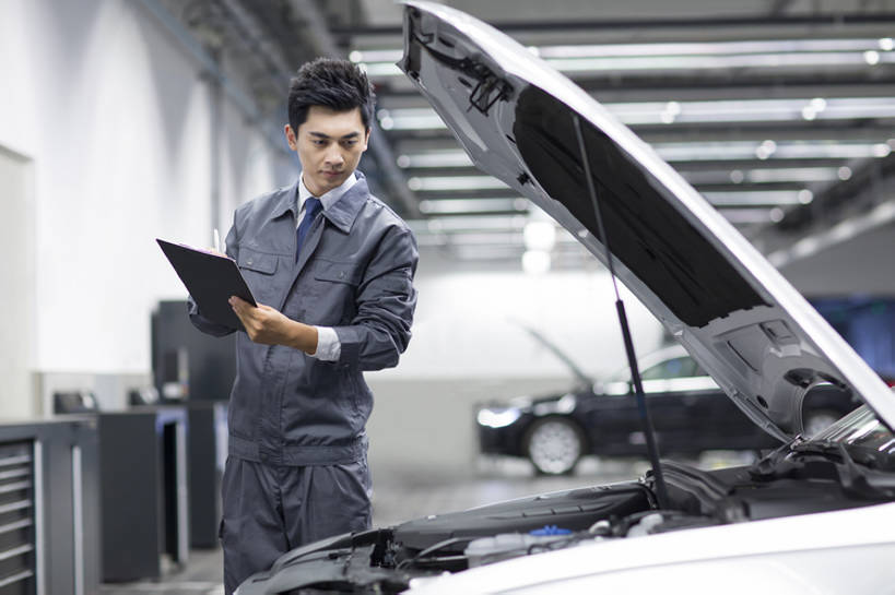 东方人,成年人,一个人,服务员,修理工,工程师,技术人员,工厂,商店,横图,室内,白天,正面,车间,零件,城市,汽车,北京,中国,亚洲,仅一个男性,仅一个人,握,写,检查,工作,机动车,办公用品,现代,车,文具,工人,仅一个年轻男性,笔记本,学习用品,交通工具,轿车,看,站着,职业,发动机,服务,握着,运输,摄影,生活方式,查看,修理,展厅,文具用品,专心,载具,防护服,问题,修理厂,引擎盖,豪华轿车,汽车部件,东亚,汽车修理厂,技能,机件,认真,男人,男性,年轻男性,亚洲人,中国人,年轻人,服务生,侍者,员工,技术员,彩图,制造厂,机械工人,匠人,劳动者,体力工,技工,官位,官职,职位,工人阶级,家用车,bj175