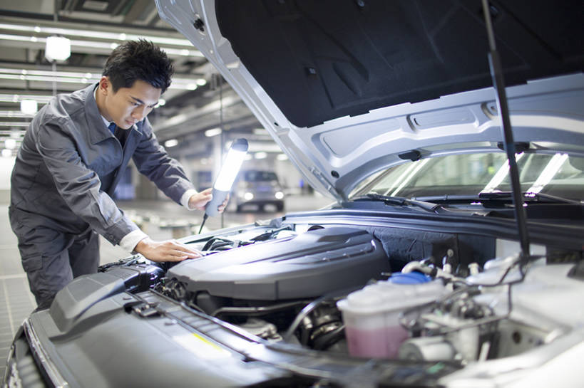 东方人,成年人,一个人,服务员,修理工,工程师,技术人员,工厂,商店,横图,室内,白天,正面,信心,车间,零件,城市,汽车,北京,中国,亚洲,仅一个男性,仅一个人,弯腰,握,检查,工作,机动车,注视,现代,车,工人,仅一个年轻男性,交通工具,轿车,观察,看,站着,职业,发动机,服务,握着,运输,摄影,生活方式,查看,观看,修理,展厅,照亮,察看,专心,照明设备,关注,载具,防护服,问题,手电筒,修理厂,引擎盖,豪华轿车,汽车部件,东亚,汽车修理厂,技能,机件,认真,男人,男性,年轻男性,亚洲人,中国人,年轻人,服务生,侍者,员工,技术员,彩图,制造厂,机械工人,匠人,劳动者,体力工,技工,官位,官职,职位,工人阶级,家用车,bj175