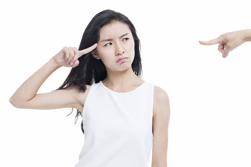 东方人,成年人,头发,两个人,学生,横图,白天,留白,抠图,白色背景,正面,失败,北京,中国,亚洲,沮丧,生气,冲突,休闲装,手势,思考,表情,皱眉,撅嘴,个性,想,压力,斜视,责备,摄影,悲伤,指着,伤心,难过,消极,问题,情绪,反差,东亚,挫败,悲哀,支配,哀痛,悲戚,悲痛,迷惑,年轻女性,女人,女性,亚洲人,中国人,年轻人,长发,大学生,半身,彩图,影棚拍摄,打手势,闷闷不乐,bj175