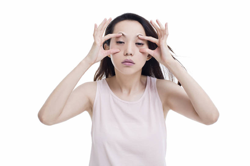 东方人,成年人,眼睛,手,一个人,学生,横图,白天,留白,抠图,白色背景,正面,北京,中国,亚洲,仅一个年轻女性,仅一个女性,仅一个人,开,注视,休闲装,观察,看,站着,疲倦,摄影,观看,幽默,悲伤,支撑,察看,疲劳,伤心,难过,疲惫,关注,消极,困乏,东亚,疲乏,悲哀,委顿,疲困,疲顿,疲钝,倦怠,怠倦,哀痛,悲戚,悲痛,怠惰,年轻女性,女人,女性,亚洲人,中国人,年轻人,大学生,半身,彩图,影棚拍摄,闷闷不乐,乱发,bj175