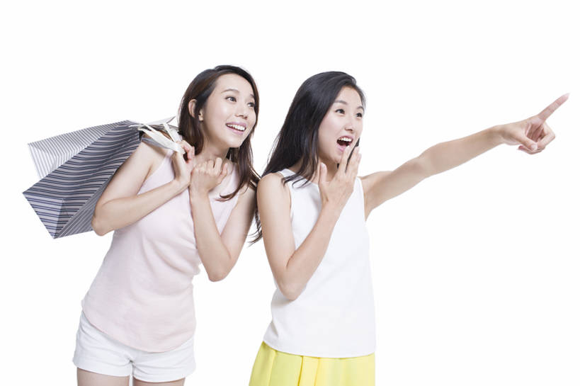 东方人,成年人,两个人,学生,笑,微笑,露齿笑,横图,白天,留白,抠图,白色背景,正面,购物,时尚,快乐,自由,友谊,幸福,消费,北京,中国,亚洲,连接,握,短裤,服装,购物袋,注视,休闲装,衣服,观察,看,手势,站着,张嘴,休闲,概念,放松,活力,零售,亲密,握着,遮,遮掩,金融,摄影,服饰,观看,发现,惊奇,察看,掩盖,指着,享乐,遮挡,变形,衣着,穿着,购买,关注,选购,张大嘴巴,贸易,东亚,遮盖,陪同,血拼,掩饰,衣饰,陪伴,无忧无虑,震惊,年轻女性,女人,女性,亚洲人,中国人,年轻人,大学生,张开嘴,休闲活动,张开手臂,彩图,影棚拍摄,欢乐,打手势,捂住,赛尔,闺密,好消息,广角,购物狂,伴随,bj175