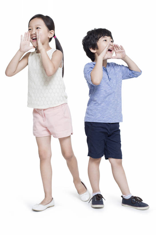 东方人,儿童,两个人,兄弟,姐妹,站,笑,微笑,露齿笑,竖图,室内,白天,留白,抠图,白色背景,正面,快乐,自由,友谊,幸福,纯洁,北京,中国,亚洲,短裤,服装,并排,大喊,休闲装,小孩,衣服,夏天,手势,站着,张嘴,活力,季节,可爱,亲密,童年,童趣,摄影,服饰,生长,生活方式,张开双腿,享乐,衣着,穿着,张大嘴巴,童真,东亚,烂漫,无邪,陪同,衣饰,经过,陪伴,展开双腿,无忧无虑,天真,男孩,男人,男性,女孩,亚洲人,中国人,孩子,张开嘴,站立,彩图,全身,影棚拍摄,欢乐,男生,打手势,伸展双腿,好消息,伴随,bj175